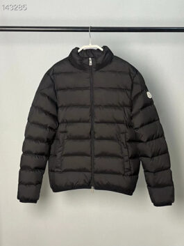 Moncler sz1-5 26yr257 (1)
